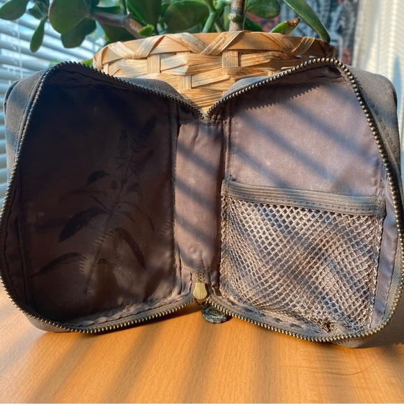 3/$40 🦙 The Bodyshop Hemp Bag & Saje Zip-Up Pouch - Picture 3 of 12